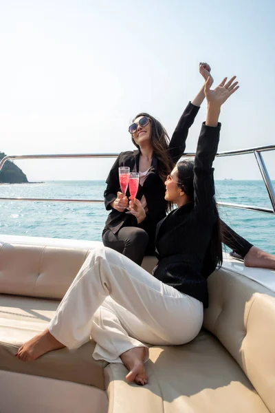 Két Ázsiai Fiatal Üzletasszony Jachton Nyáron — Stock Fotó