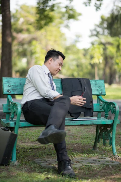 Επιχειρηματίας Που Κάθεται Στον Πάγκο Στο Πάρκο — Φωτογραφία Αρχείου