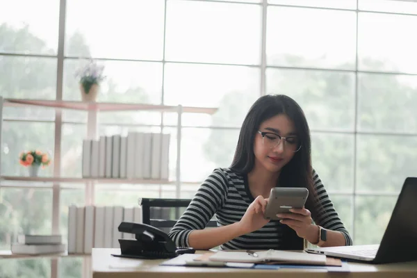 Joven Hermosa Mujer Emprendedora Usando Calculadora Oficina —  Fotos de Stock