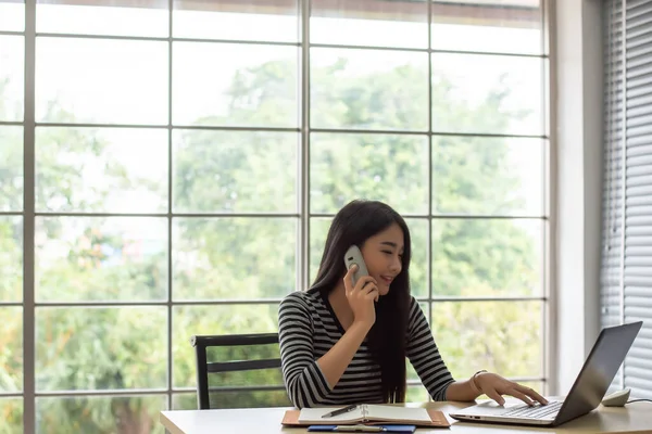 Молодая Красивая Предпринимательница Разговаривает Офисному Телефону — стоковое фото