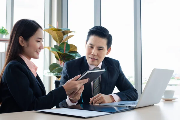 Two Colleagues Businesswoman Businessman Working Office — Stock Photo, Image