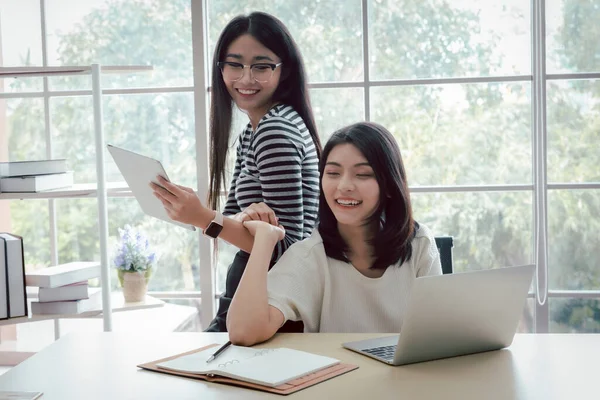 Due Asiatiche Belle Donne Affari Con Computer Portatile — Foto Stock