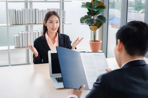 Due Colleghi Uomo Affari Uomo Affari Che Lavorano Ufficio — Foto Stock