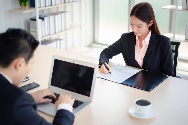 Two Colleagues Businesswoman Businessman Working Office —  Fotos de Stock