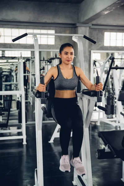 Hermosa Mujer Asiática Haciendo Ejercicio Gimnasio —  Fotos de Stock