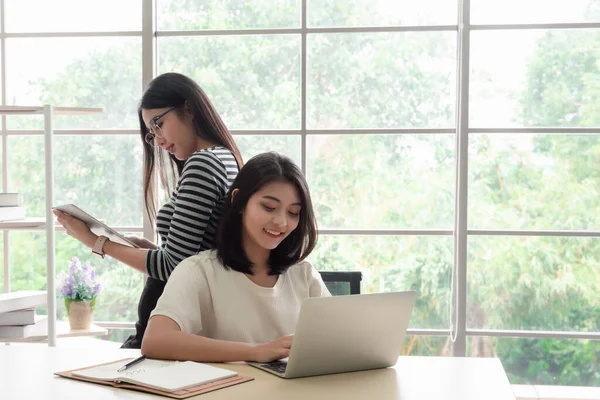 Due Asiatiche Belle Donne Affari Con Computer Portatile — Foto Stock