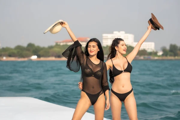 Дві Азіатські Молоді Жінки Купальниках Яхті Влітку — стокове фото
