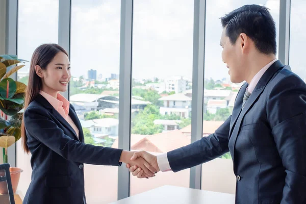 Deux Collègues Femme Affaires Homme Affaires Poignée Main Dans Bureau Image En Vente