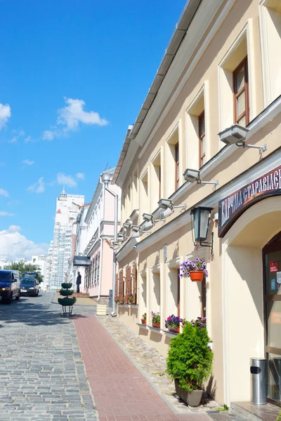 Oud gebouw in de voorstad van de Trinity in Minsk. — Stockfoto