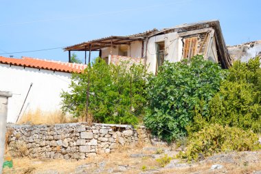 Eski yıkık ıssız ev.