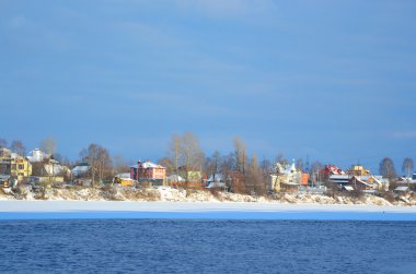 St. Petersburg eteklerinde Neva Nehri'nin kıyısında