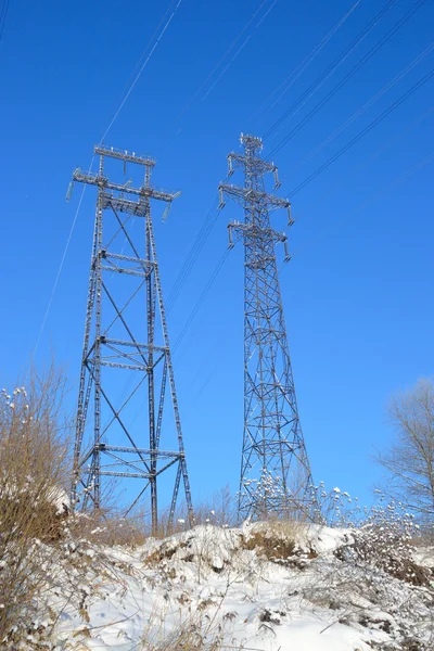 Linhas de transmissão de energia elétrica. — Fotografia de Stock