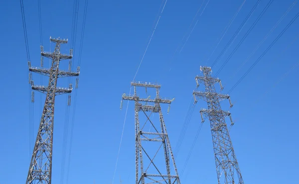 Líneas de transmisión de energía eléctrica. —  Fotos de Stock