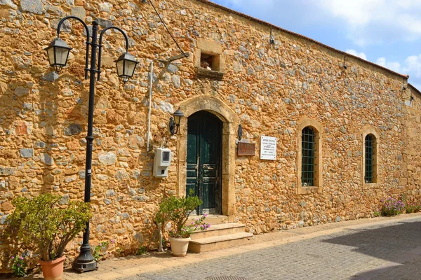 La calle estrecha en el casco antiguo de Malia . — Foto de Stock