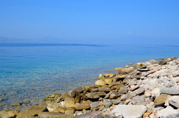 岩石在爱奥尼亚海海岸. — 图库照片