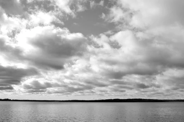 Lago en día nuboso. — Foto de Stock