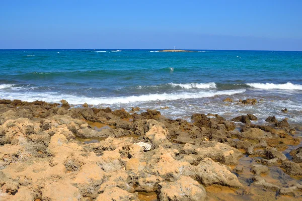 岩石在爱琴海海岸. — 图库照片