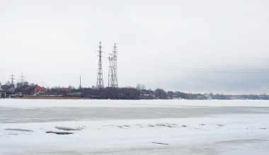 St. Petersburg eteklerinde Neva Nehri'nin kıyısında