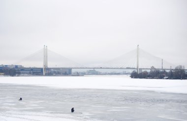 Kablo köprü ve Neva nehri kaldı..