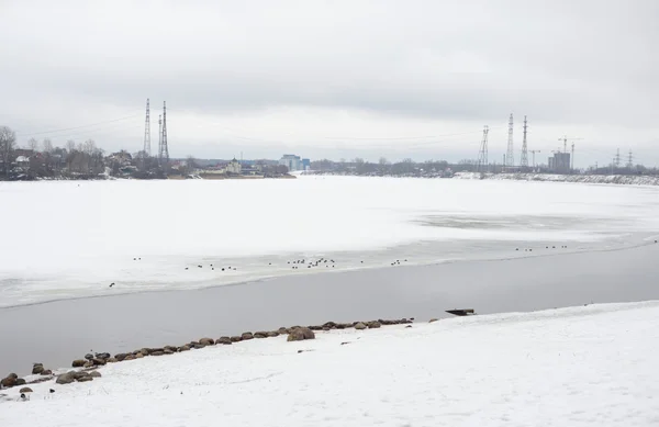 Перегляд річки Нева на околицях Санкт-Петербурга. — стокове фото