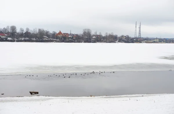 Syn på Neva floden i utkanten av St. Petersburg. — Stockfoto