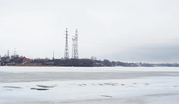 Берег реки Невы на окраине Санкт-Петербурга — стоковое фото