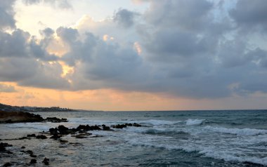 Bulut yaz günbatımı Ege Denizi.