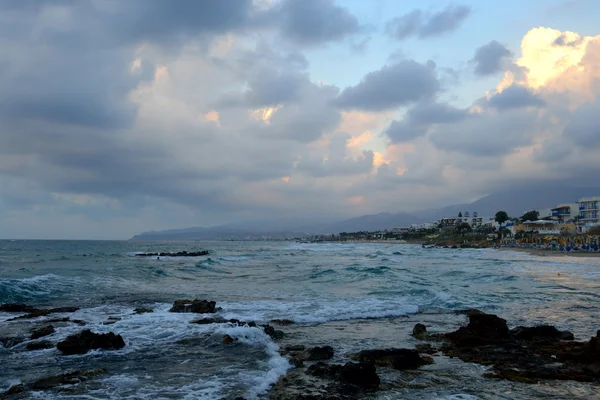 Puesta de sol nubosa de verano en el mar Egeo . — Foto de Stock