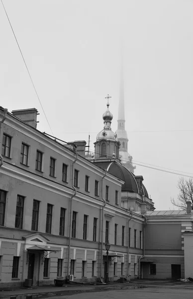 Главное здание казначейства и Петропавловский собор . — стоковое фото