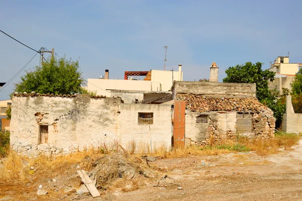 Antigua casa deshabitada en ruinas —  Fotos de Stock