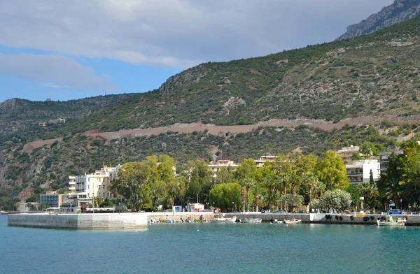 Puerto de Loutraki y Monte Geroneya . — Foto de Stock