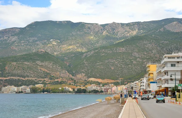 Loutraki ve Mount Geroneya görünümünü. — Stok fotoğraf