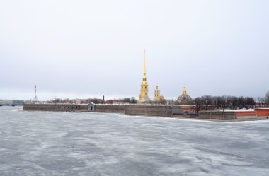 Frozen River Neva ve Peter ve Paul Kalesi 'nin Kalesi.