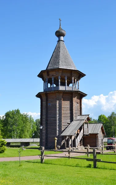 Torre de sino no complexo Manor Bogoslovka no estilo da arquitetura de madeira russa . — Fotografia de Stock