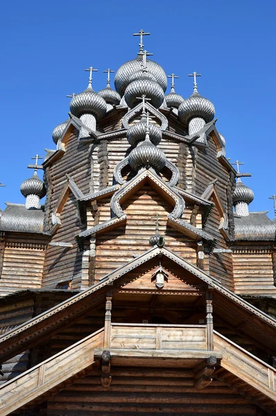 Kerk van de interventie in de stijl van Russische houten architectuur. — Stockfoto