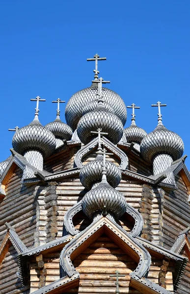 Igreja da Intercessão no estilo da arquitetura de madeira russa . — Fotografia de Stock