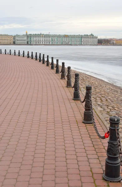 Nábřeží zmrazené Neva v centru Petrohradu. — Stock fotografie