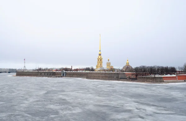 Bevroren rivier Neva en Bastion van Peter en Paul Fortress. — Stockfoto