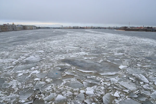 Widok z Frozen Newy w centrum Sankt Petersburga. — Zdjęcie stockowe