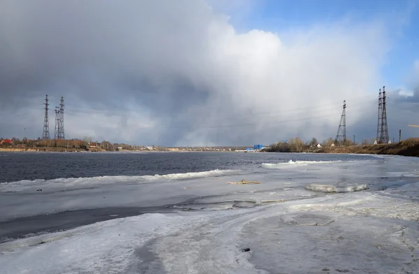 Берег річки Нева на околиці міста Санкт-Петербург. — стокове фото