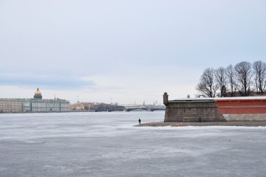 St.Petersburg Merkezi içinde donmuş nehir Neva.
