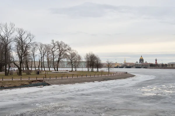 Vue de la rivière Neva gelée dans le centre de Saint-Pétersbourg . — Photo