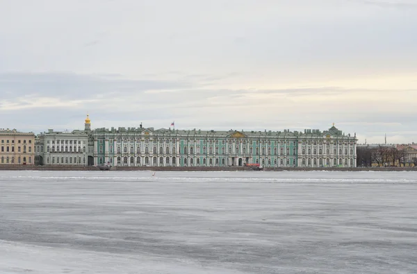 Vue sur l'Ermitage et la rivière Neva . — Photo