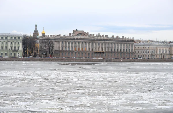 Vista del río Neva congelado en el centro de San Petersburgo . —  Fotos de Stock