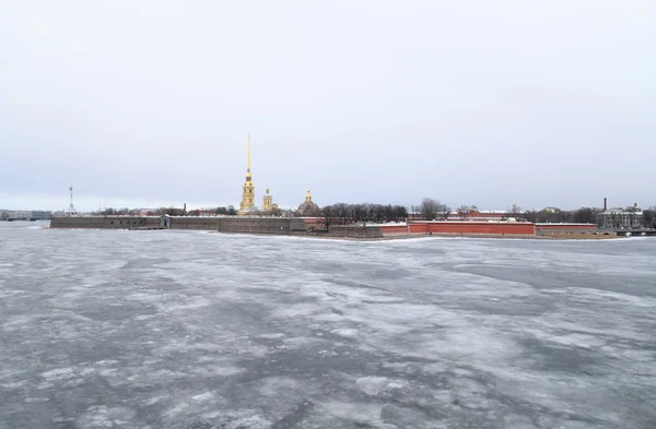 Frost floden Neva och Bastion av Petrus och Paulus fästning. — Stockfoto