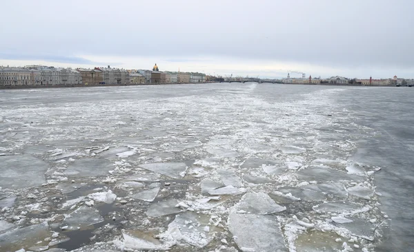 Pohled na řeku Něva mražené v centru Petrohradu. — Stock fotografie
