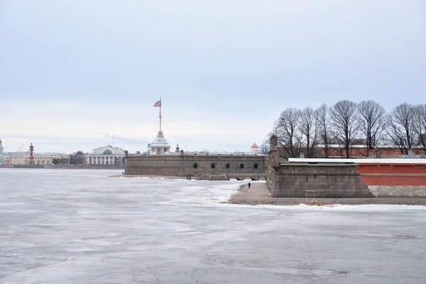 Frozen River Neva and bastion of Peter and Paul Fortress. — Stock Photo, Image