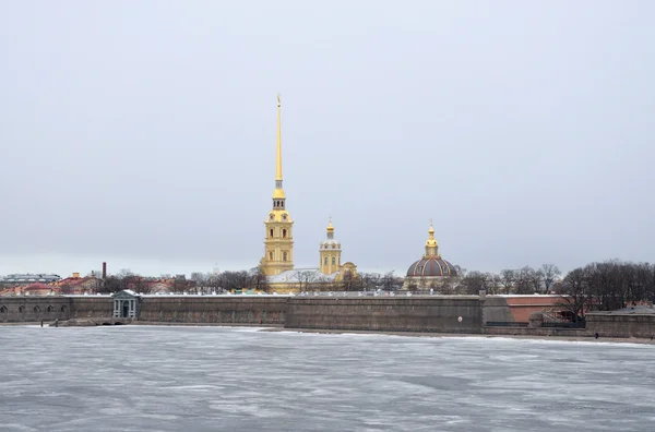 Frozen River Neva and bastion of Peter and Paul Fortress. — Stock Photo, Image