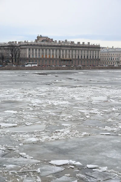 Weergave van bevroren Neva in centrum van Sint-Petersburg. — Stockfoto