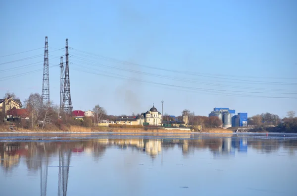Kust van de rivier de Neva aan de rand van Sint-Petersburg. — Stockfoto